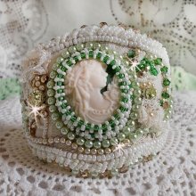 Pulsera Seducción con encaje, cabujón de resina victoriana, facetas y rocallas